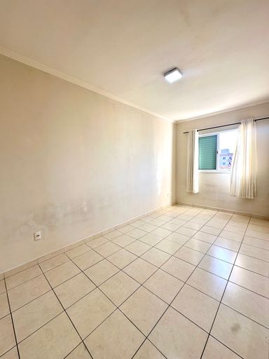 Dormitório espaçoso e bem iluminado.
