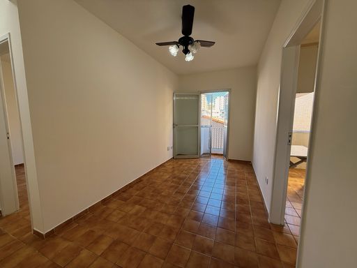 Sala bem iluminada com uma sacada.