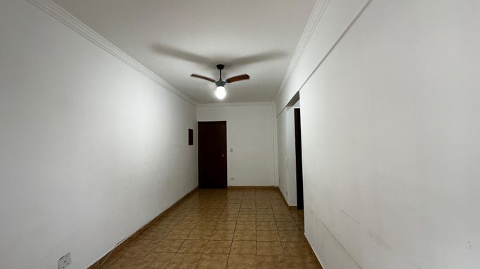 Sala de 2 ambientes com uma sacada e ventilador de teto.