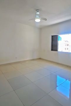 Primeiro dormitório amplo e bem iluminado.