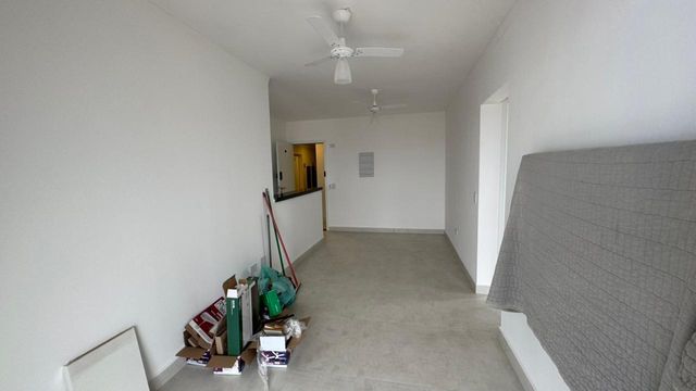 Sala bem iluminada de 2 ambientes.