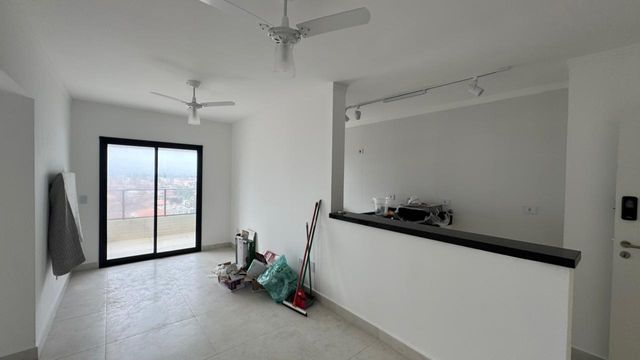 Sala bem iluminada de 2 ambientes.