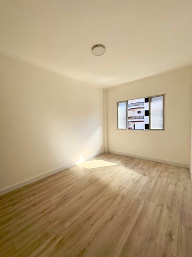 Sala com piso laminado.