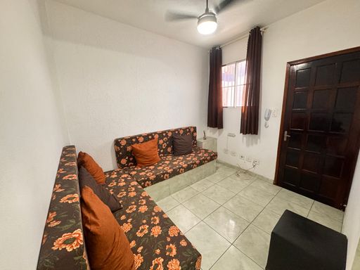 Sala bem iluminada com ventilador de teto.