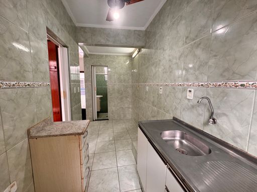 Cozinha bem iluminada.