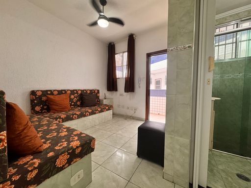 Sala bem iluminada com ventilador de teto.