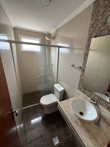 WC suíte com box de vidro.