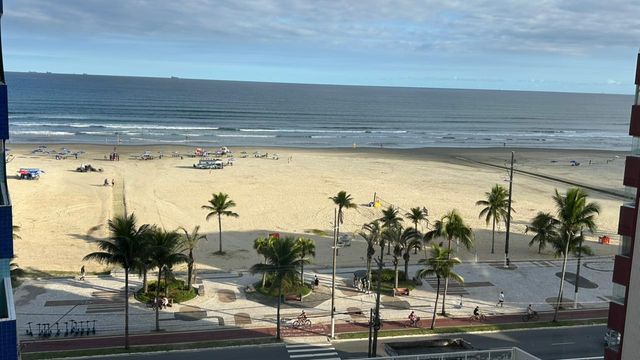 Sacada envidraçada com vista para o mar.