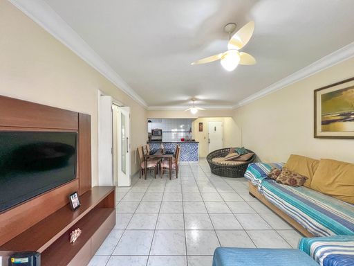 Sala ampla para 3 ambientes.