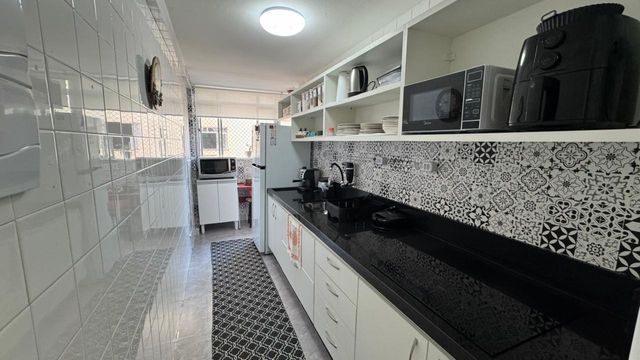 Cozinha espaçosa e planejada.