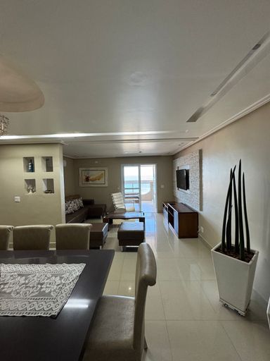 Sala ampla de 2 ambientes com sofá, mesa de jantar e ar-condicionado.