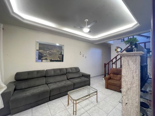 Sala com teto rebaixado em gesso com iluminação em LED.