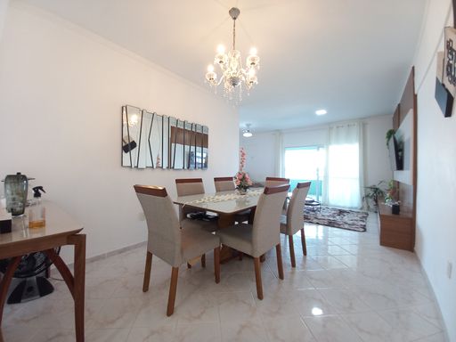 Sala ampla de dois ambientes.