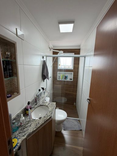 WC social com box de vidro.