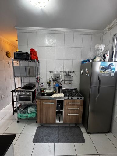 Cozinha com uma geladeira.