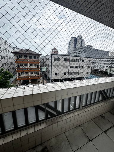 Sacada do dormitório de frente para rua.