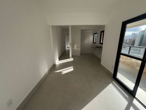 Sala bem iluminada.