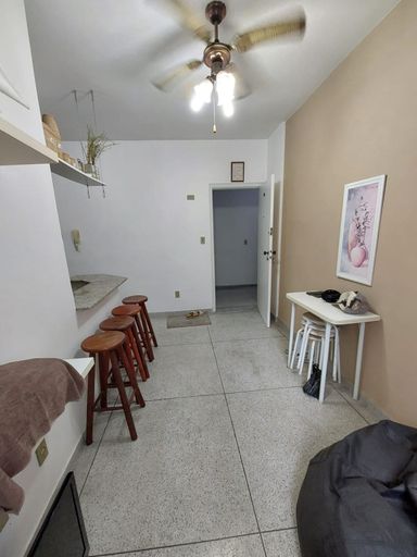 Sala bem iluminada com ventilador de teto.