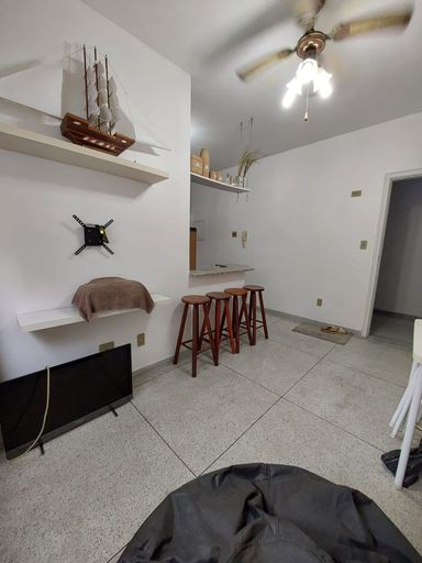 Sala bem iluminada com ventilador de teto.