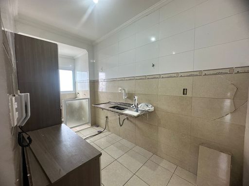 Cozinha com armários e uma pia.