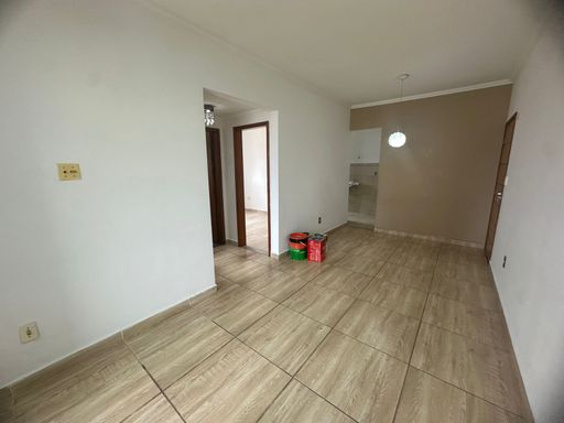 Sala ampla e bem iluminada com sacada gourmet.