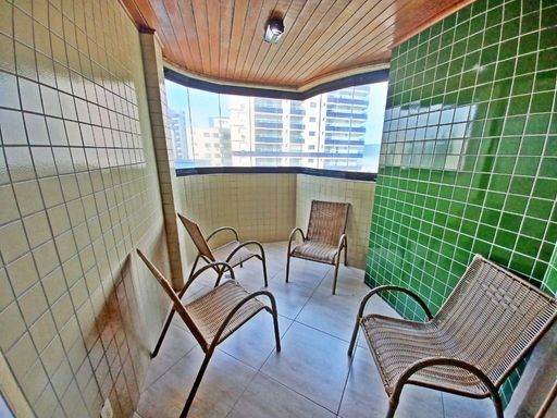 Sacada envidraçada com vista para o mar.