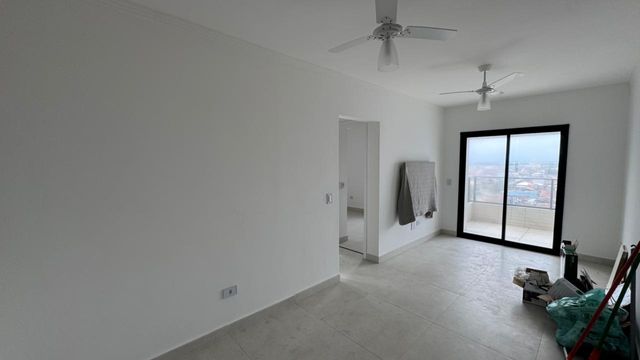 Sala bem iluminada de 2 ambientes.