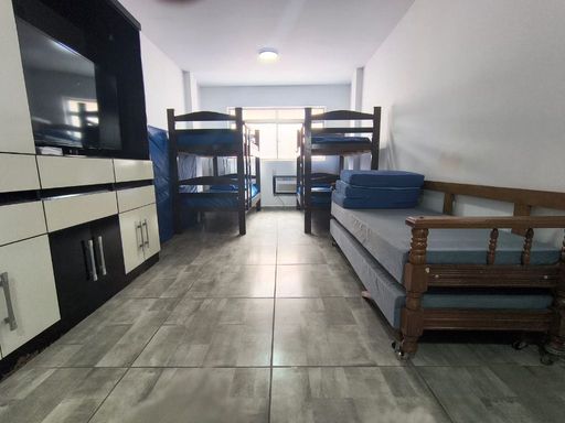Sala living bem iluminada com ventilador de teto.