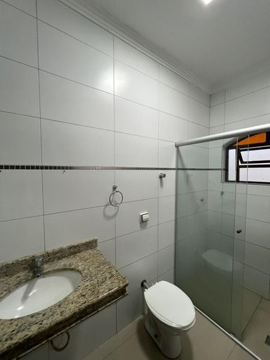 WC suíte com box de vidro.