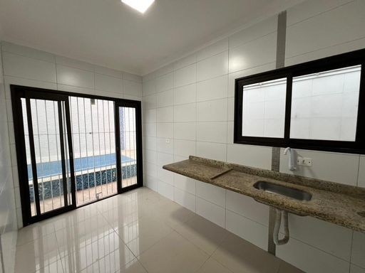 Cozinha ampla com acesso a piscina.