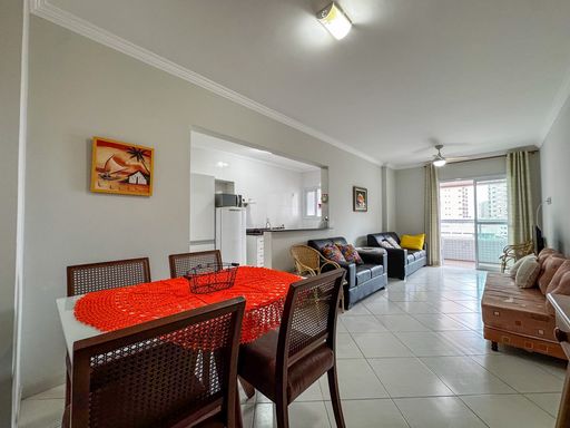 Sala ampla e bem iluminada de 2 ambientes.