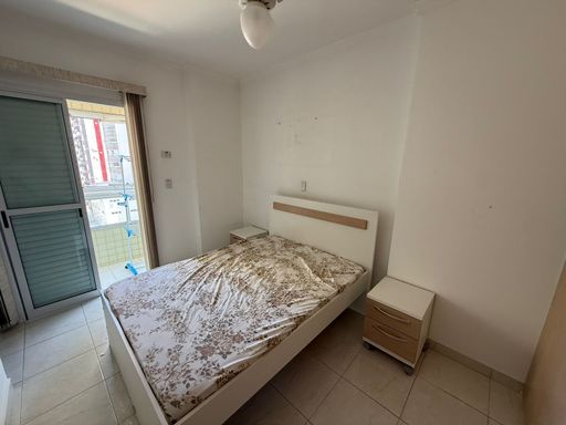 Suíte bem iluminada com acesso a sacada gourmet.