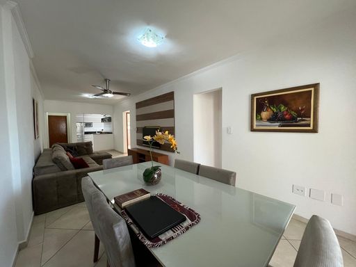 Sala ampla de 2 ambientes com ventilador de teto.