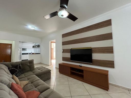 Sala ampla de 2 ambientes com ventilador de teto.