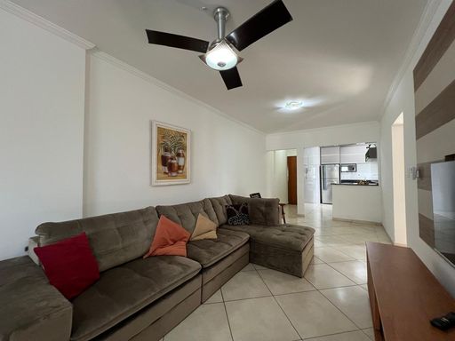 Sala ampla de 2 ambientes com ventilador de teto.