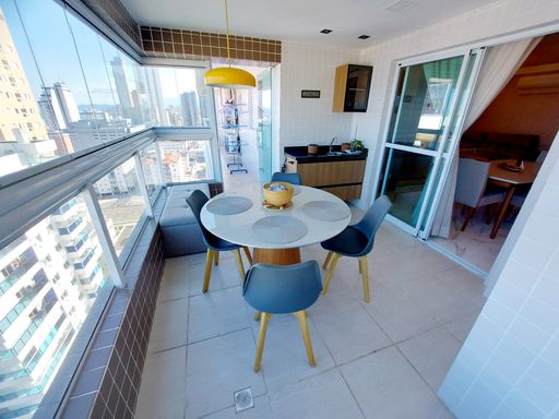 Sacada envidraçada com mesa para 04 pessoas com vista para o mar.