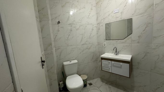 WC social com box de vidro.