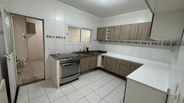 Cozinha com armários planejados e um fogão.