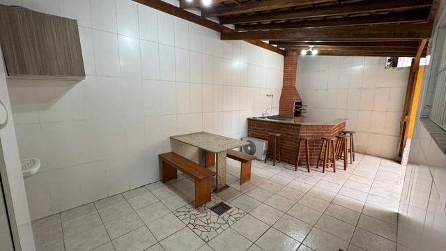 Quintal com uma churrasqueira.