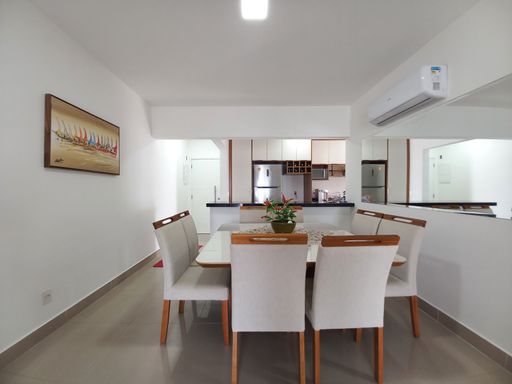 Sala de 2 ambiente com mesa de jantar, sofá e ar-condicionado.