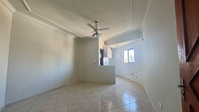 Sala living bem iluminado com ventilador de teto.