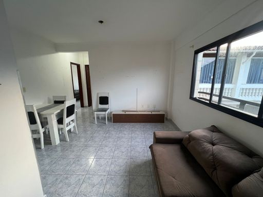 Sala bem iluminada de 2 ambientes.