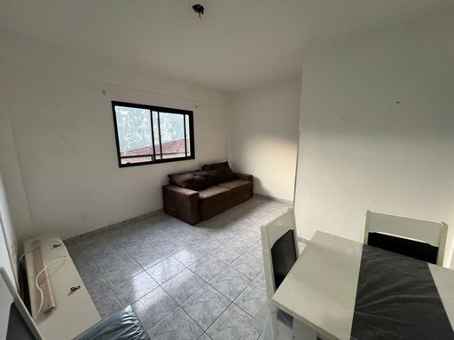 Sala bem iluminada de 2 ambientes.