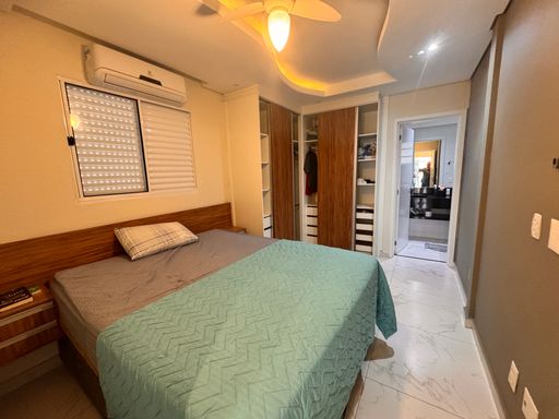 Suíte com uma cama de casal, ar-condicionado e teto rebaixado em gesso com iluminação em LED.