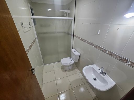 WC suíte com box de vidro.