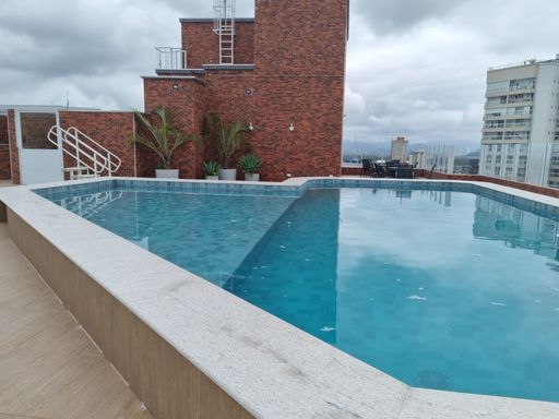 Piscina na cobertura com vista para o mar.
