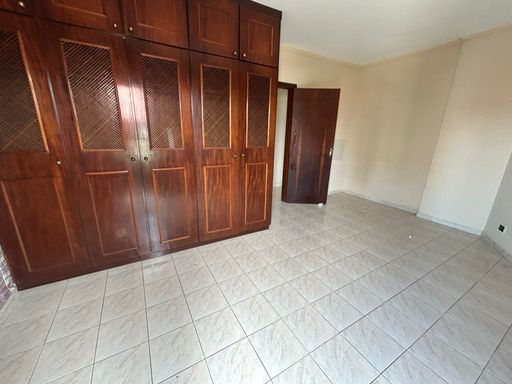 Dormitório com armários e uma sacada privativa.