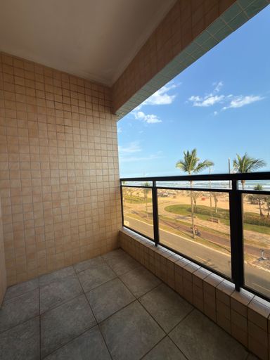 Sacada com vista para o mar.