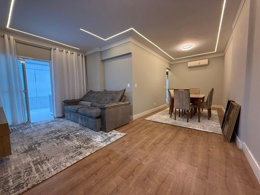 Sala de dois ambientes com iluminação em LED.