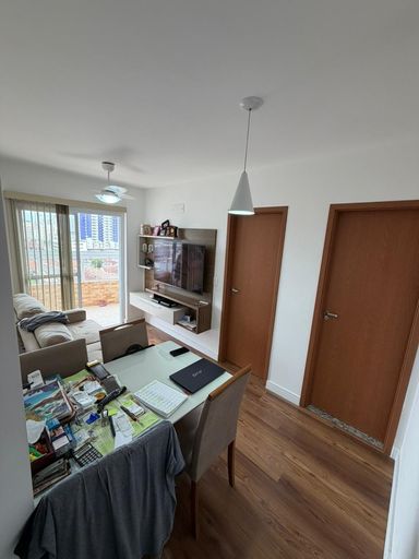 Sala bem iluminada com uma sacada.